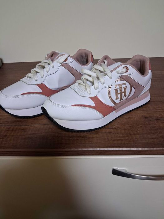 Продавам дамски маратонки Tommy Hilfiger