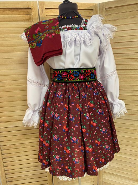 Costum popular/traditional pentru femei de Maramures complet, autentic