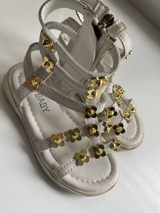 Продам обувь детскую, чешки