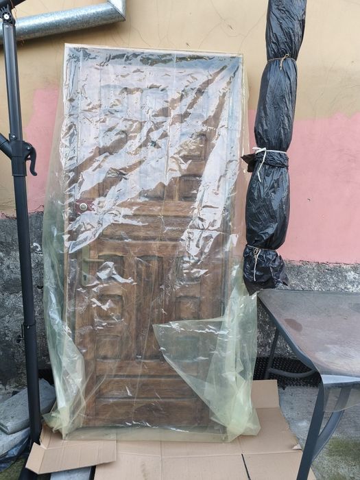 Vând ușa lemn masiv