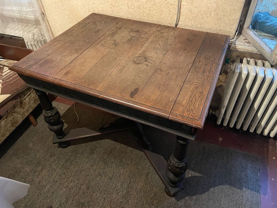Masă veche din lemn masiv, sculptată, cu sertar, stil clasic/vintage