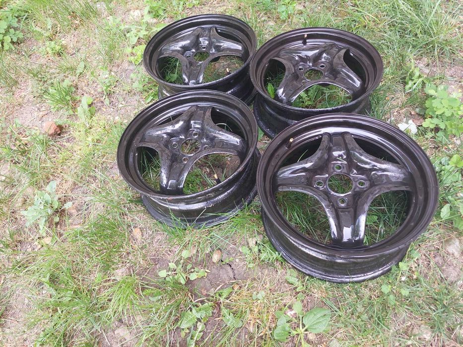Jenti otel cu capace R 15, originale pentru Logan 3