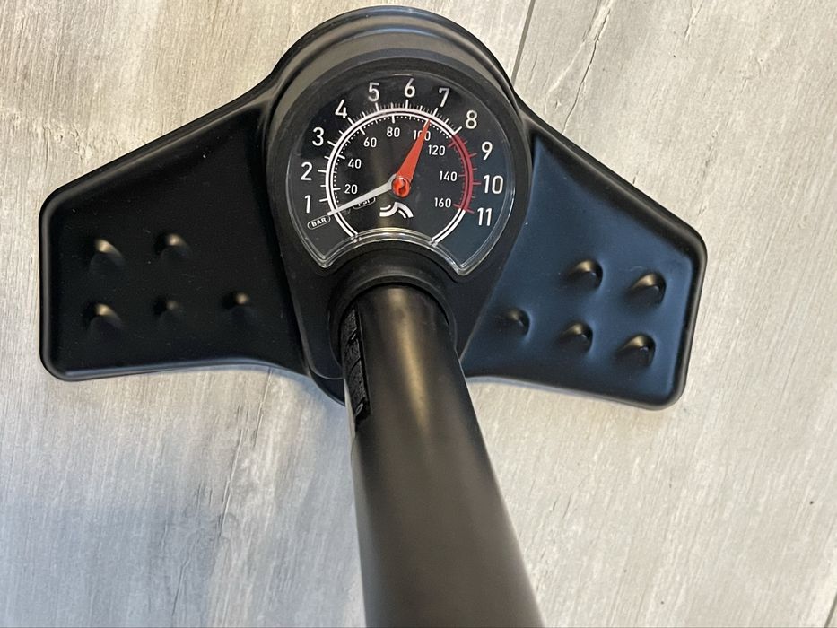 Pompă roți cu manometru