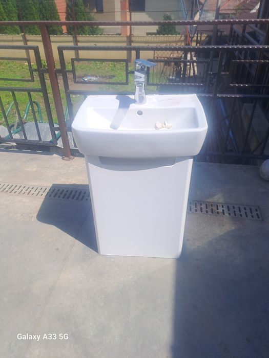 Ghiuveta Dulap și Oglinda baie