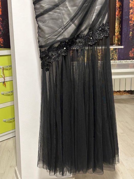 Rochie de dantelă cu pietre pentru evenimente deosebite