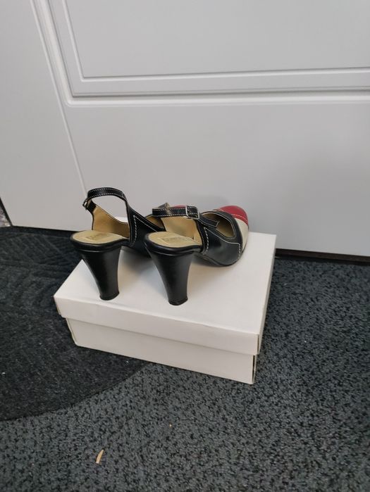 Pantofi dama piele naturala măsura 37, dar se potrivesc pt 36, 5