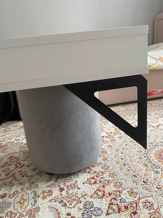 Навесной столик косметический