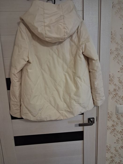 Продам куртку весна 44-46 размеры б/у,молочный цвет