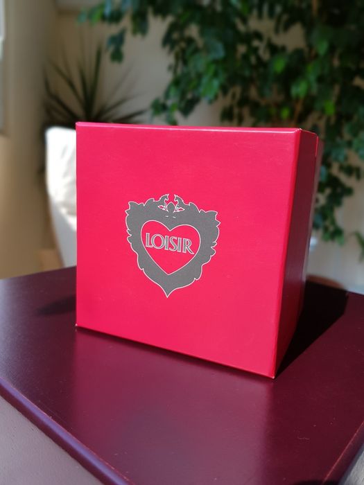 Продавам дамски часовник Loisir - сертификат и луксозна кутия.