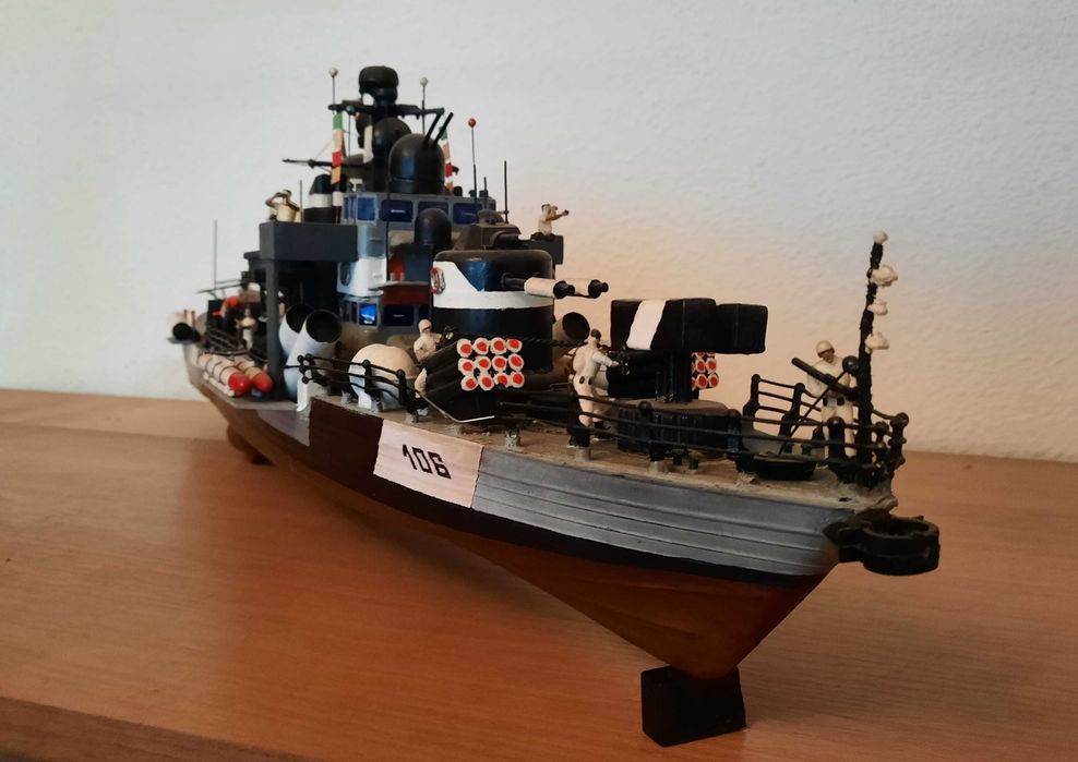 Navomodel navigant nava de lupta vapor cu telecomanda si lumini