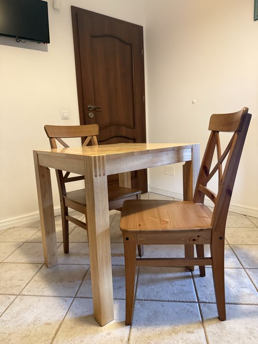Set masă + 2 scaune lemn 70x70 cm – stare foarte bună