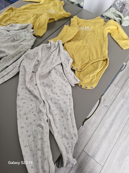 Donez haine bebe 4-6 luni+ jucarii