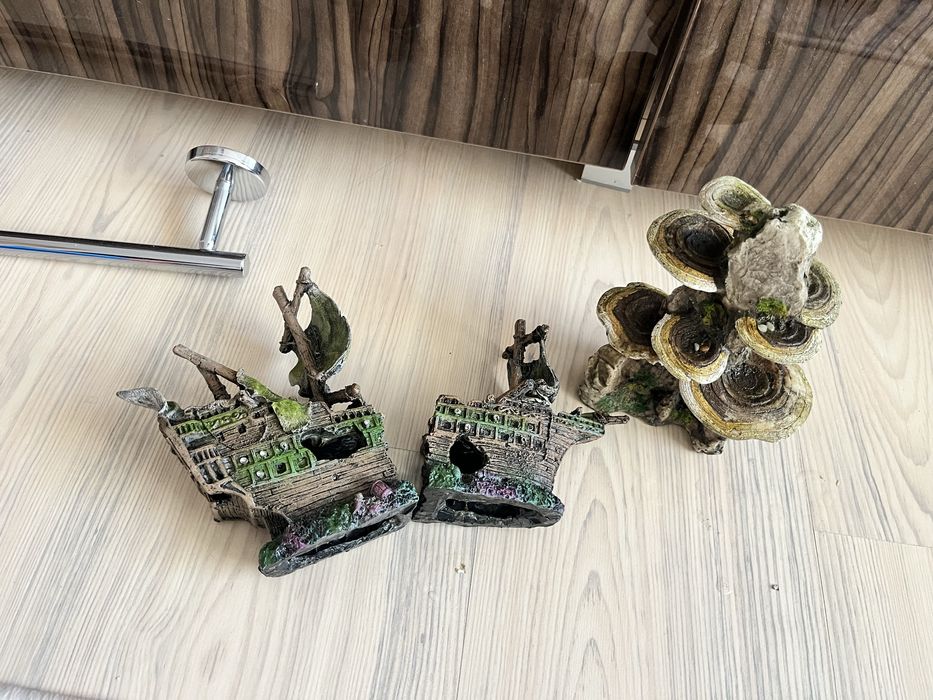 Acvariu mare complet cu 2 filtre , pompa oxigen, capac, iarba decor.