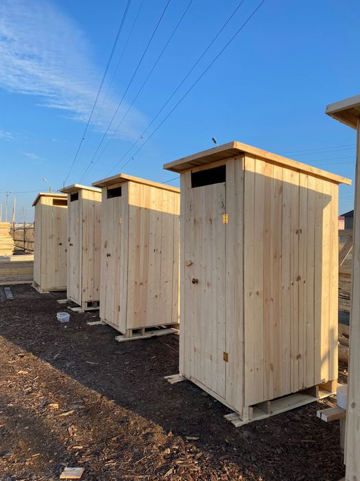 Туалет уличний деревянный