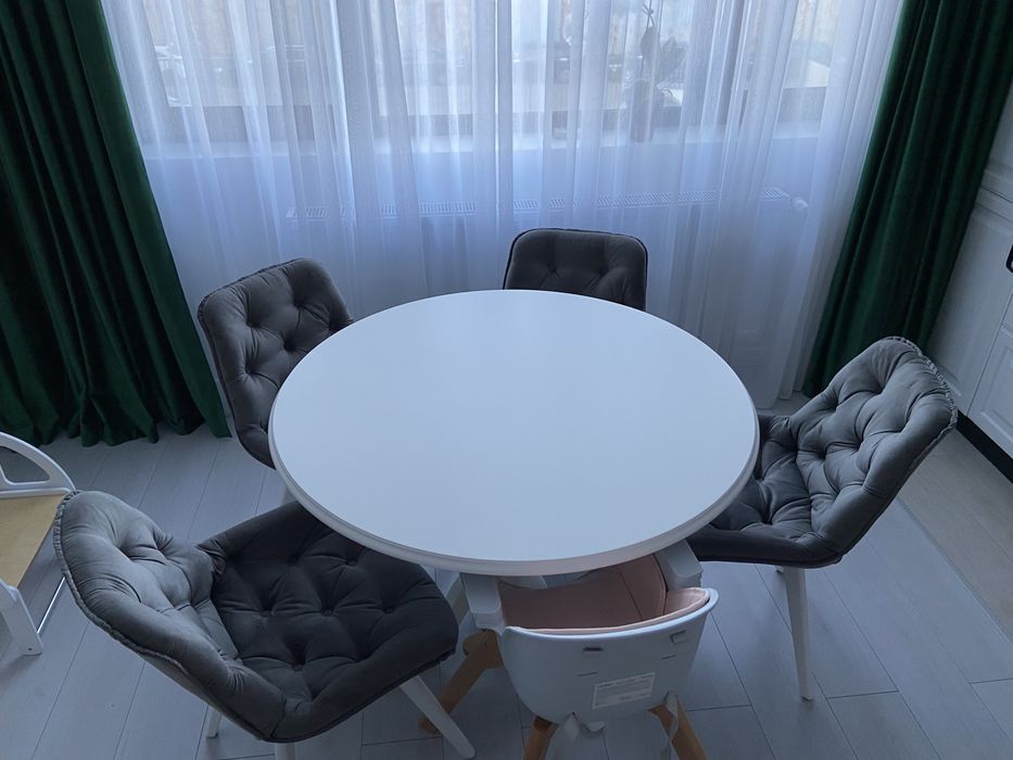 scaun tapițat gri cu picior alb din lemn