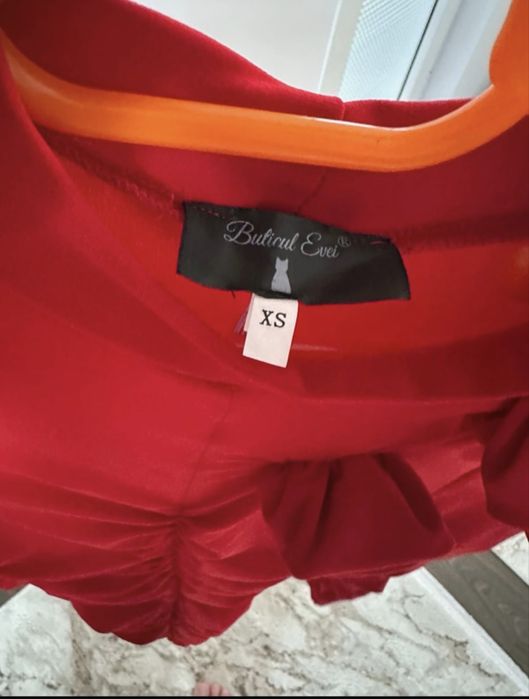 Rochie rosie cu fronseuri si trandafiri aplicati