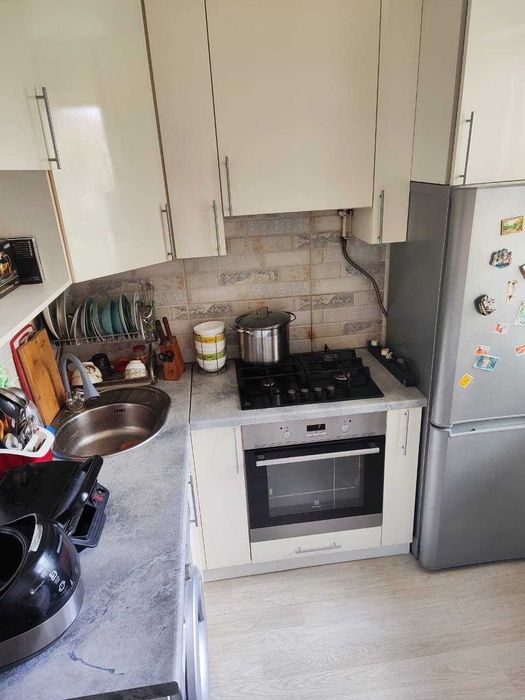 Продается  3 ком кв мкр Строитель