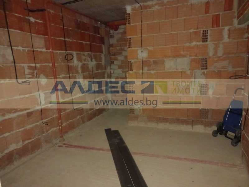 Продава имот, подходящ за преустройство, в луксозна сграда в Бояна!