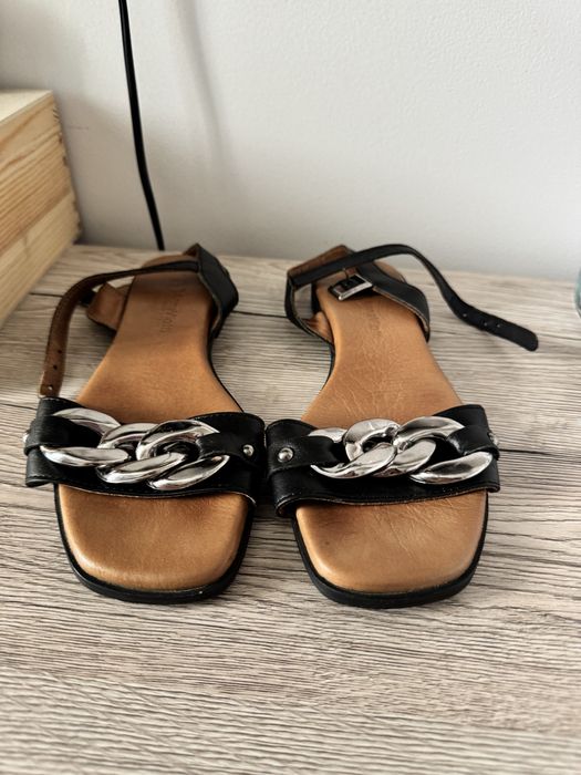 Vand sandale negre din piele