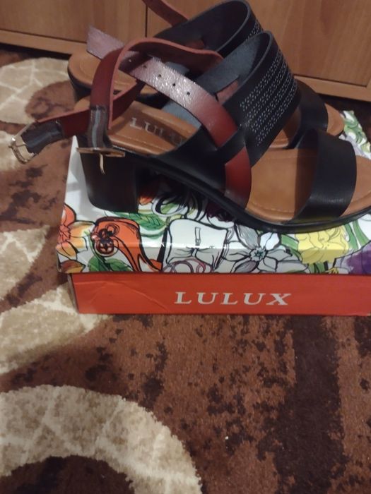 Vând sandale ,stare nou