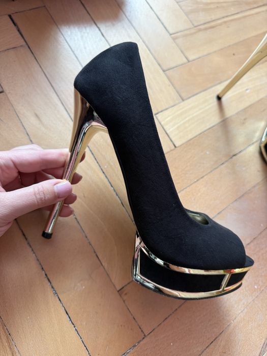 Черни обувки на висок ток