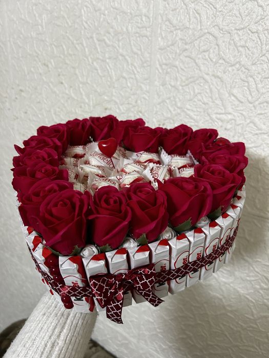 Aranjament dulciuri si trandafiri de sapun pentru dragobete si martie