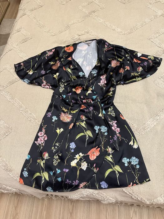 Rochie HM neagra cu flori colorate