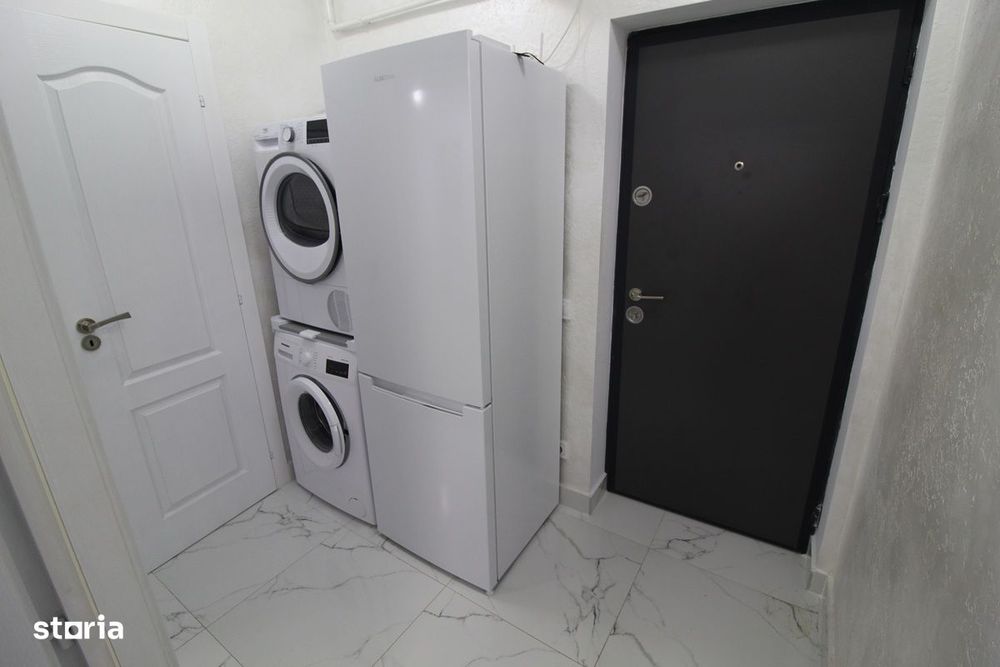 Vând apartament 3 camere în Hunedoara, zona Micro1-Teatru, etaj 4...
