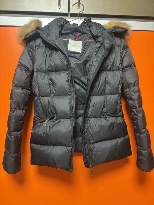 Яке moncler.