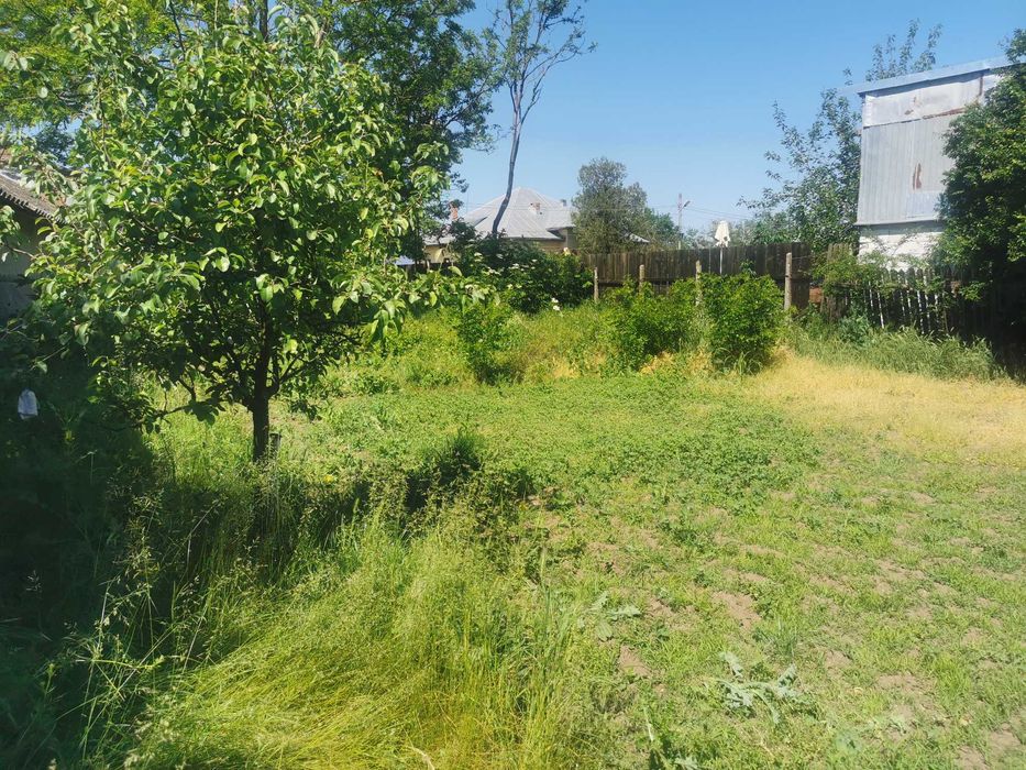 Teren cu casa bătrâneasca de vânzare la tara