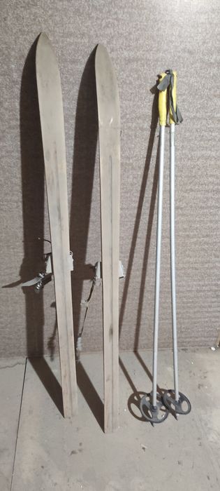 Лыжи детские СССР . В отличном состоянии. 120 см .