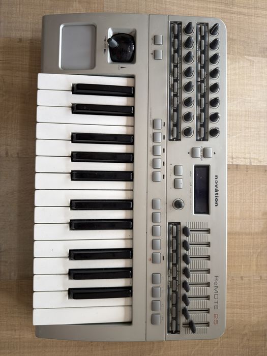 Novation ReMote 25 midi keyboard controller