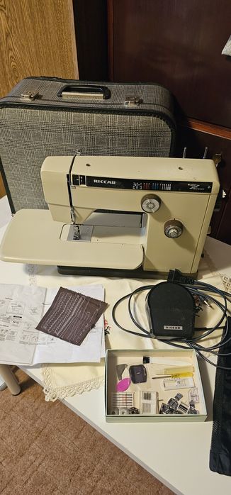 Masina de cusut Riccar super Z Strech.