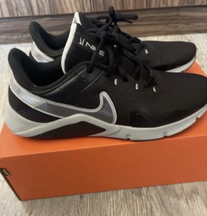 Маратонки Nike legend essential 2
