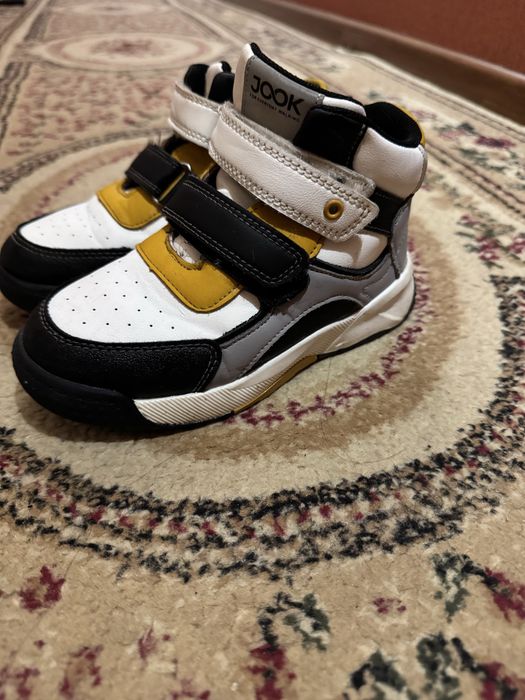 Продаю детские ботинки