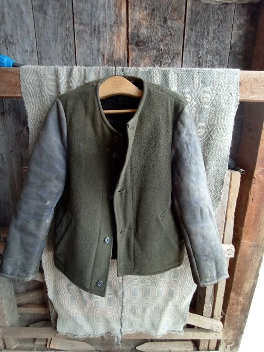 Geci, paltoni, pantaloni din piele de oaie si lana
