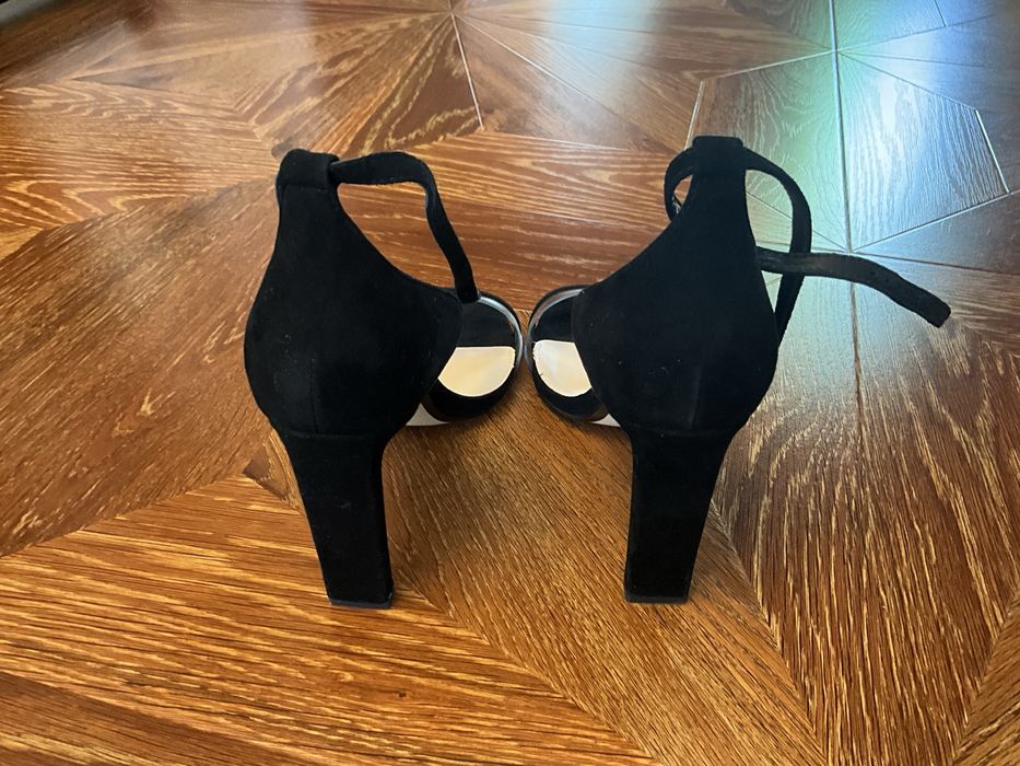 Босоножки на каблуке