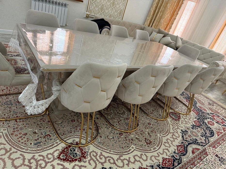 Стол со стульями