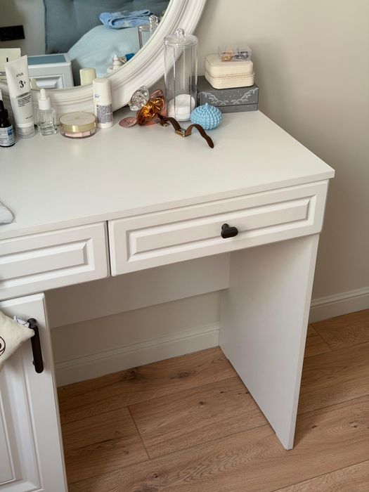 Туалетный столик с зеркалом