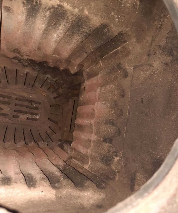 Старинна чугунена печка на дърва
