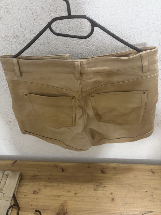 Pantaloni din piele, pentru femei!