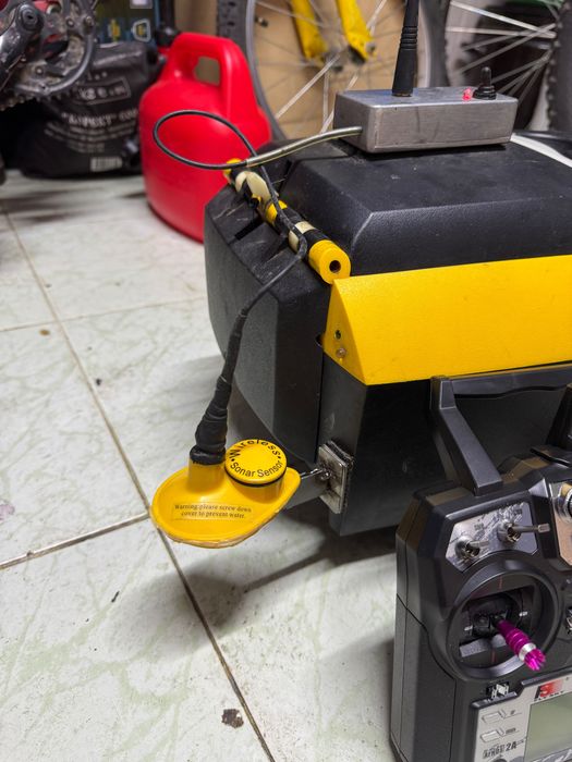 Лодка за захранка DAM със сонар