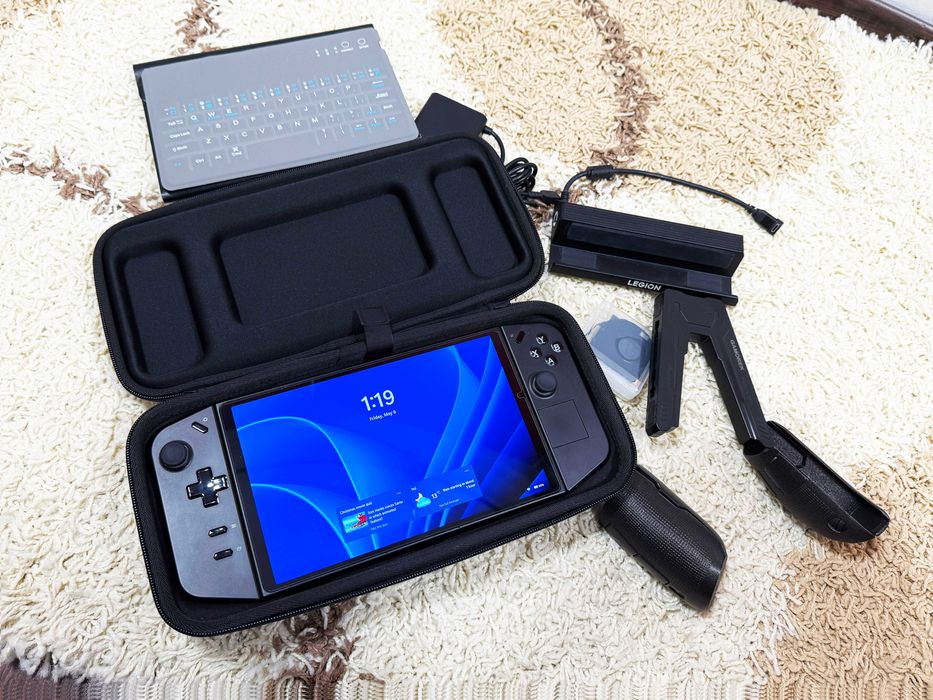 Consola handheld Lenovo Legion GO Z1 Extreme (v2) -  pachet complet cu accesorii