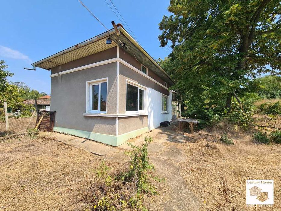 16279 Двуетажна къща с просторен двор, гараж и стопанска постройка в с. Никюп, само на 25 км. от Велико Търново