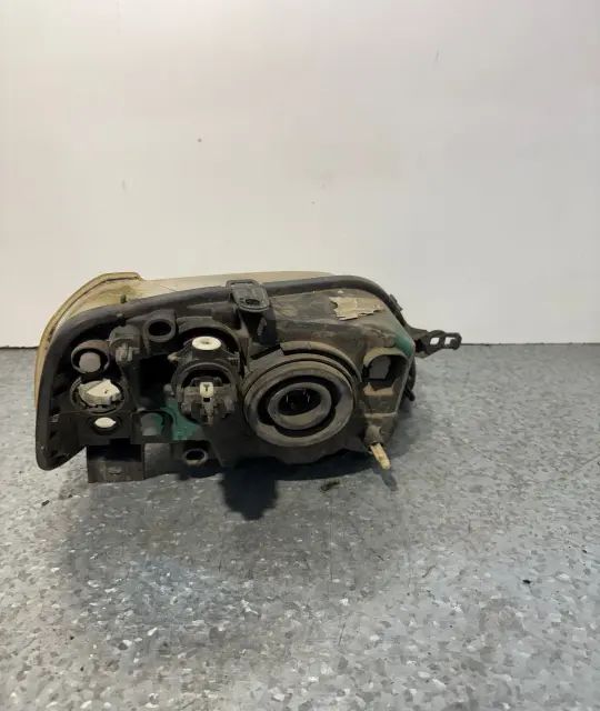 Far stanga Dacia Logan 2006 1.4 MT (75 hp)