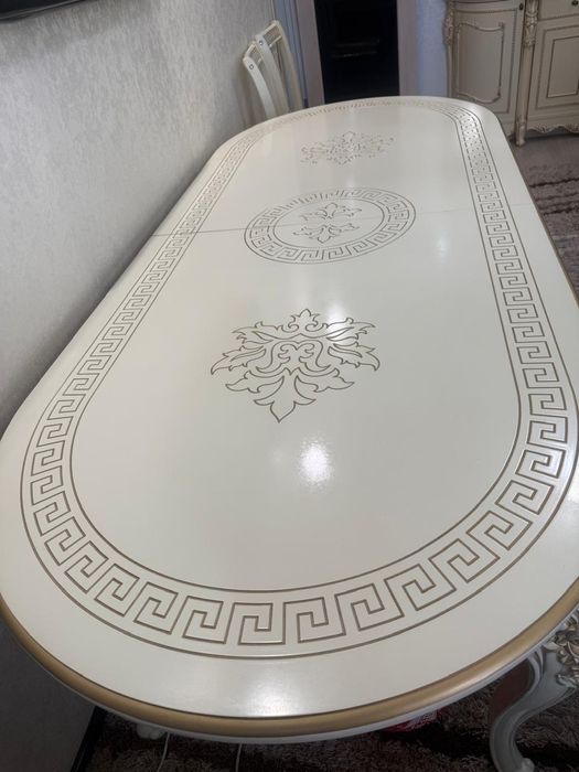 Стол со стульями для гостиной