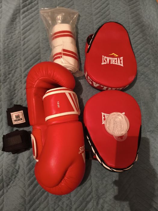 Боксерские перчатки и лапы, бинты, капа.