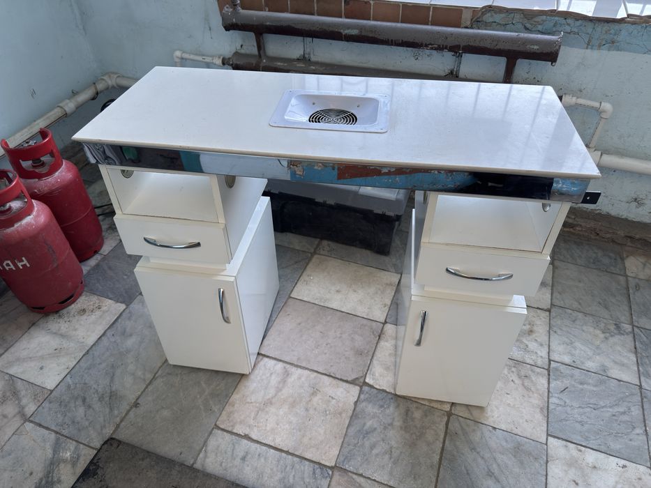 Маникюрный стол просто стоит