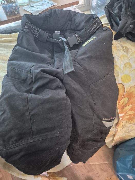 Geaca si pantaloni motocicleta din material textil cu insertii piele si protectie marime M