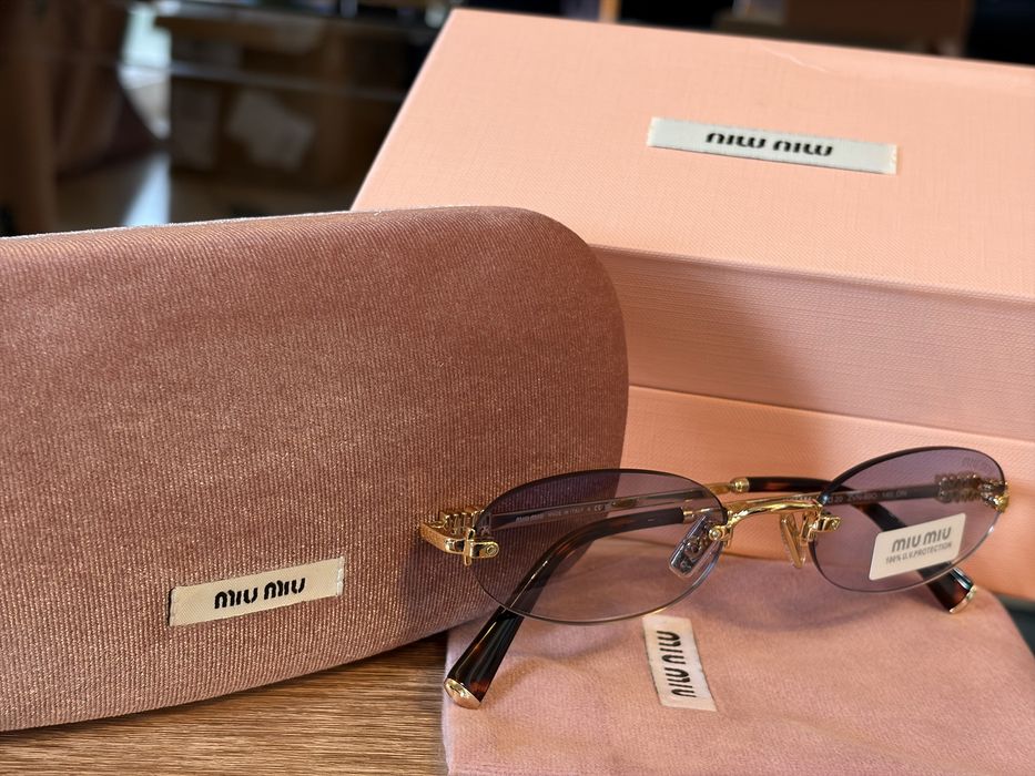 Ochelari de soare Miu Miu – eleganță și stil